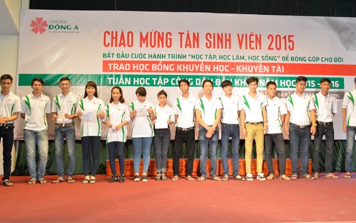 Chào mừng những tân sinh viên đầu tiên gia nhập ĐH Đông Á